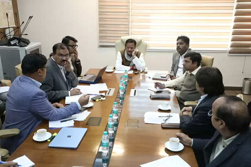 जनहितैषी योजनाओं में गुणवत्ता और समयबद्धता के साथ करें कार्य : उप मुख्यमंत्री शुक्ल