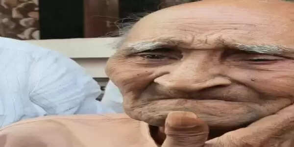 बीस साल बाद गुरु से मिले अमित शाह, वयोवृद्ध की आंखों में आए खुशी के आंसू; पुराने दिनों को याद कर हुए भावुक