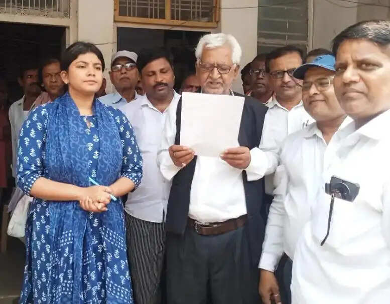 नायब तहसीलदार के खिलाफ अधिवक्ताओं का प्रदर्शन, स्थानांतरण की उठाई मांग