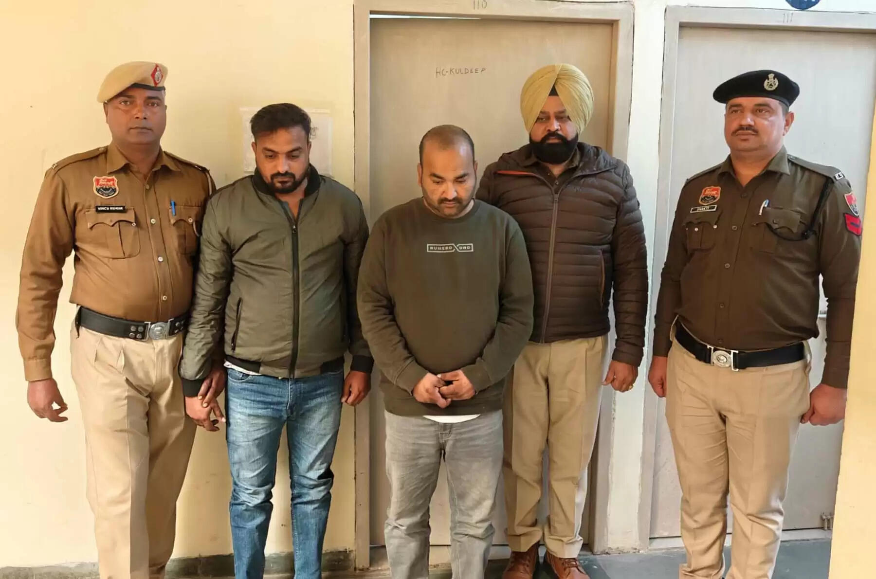 गुरुग्राम: अवैध विदेशी शराब रखने के आरोप में वाइन शॉप मालिक गिरफ्तार