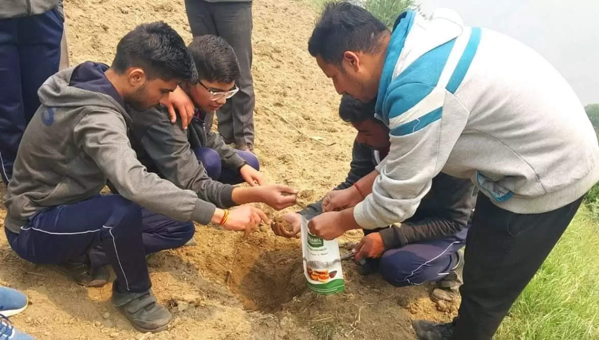 छात्रों को दिया मृदा स्वास्थ्य और उर्वरता का प्रशिक्षण