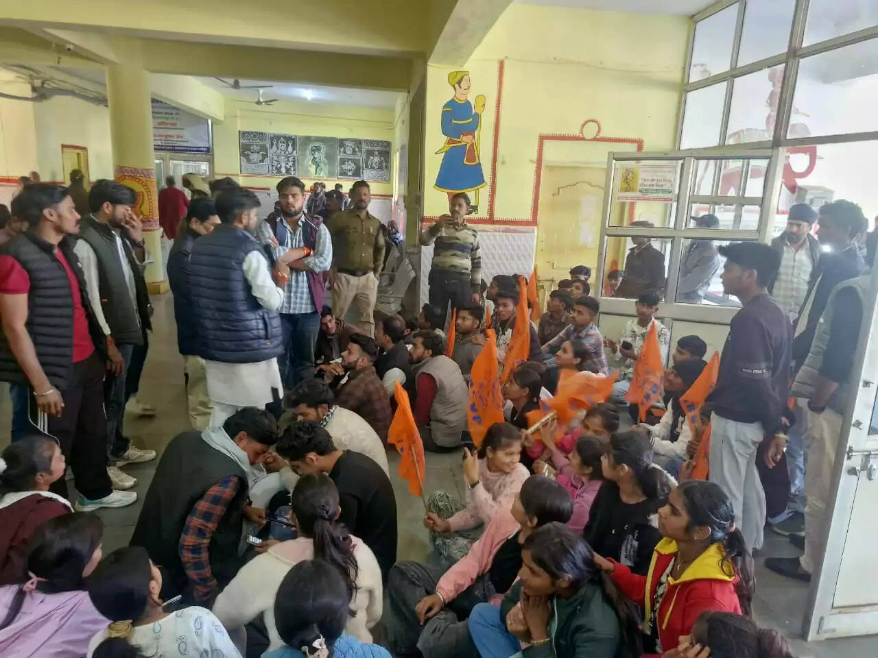 श्योपुर : शिक्षा के व्यापारीकरण के आरोपों के साथ एबीवीपी का कलेक्ट्रेट पर प्रदर्शन