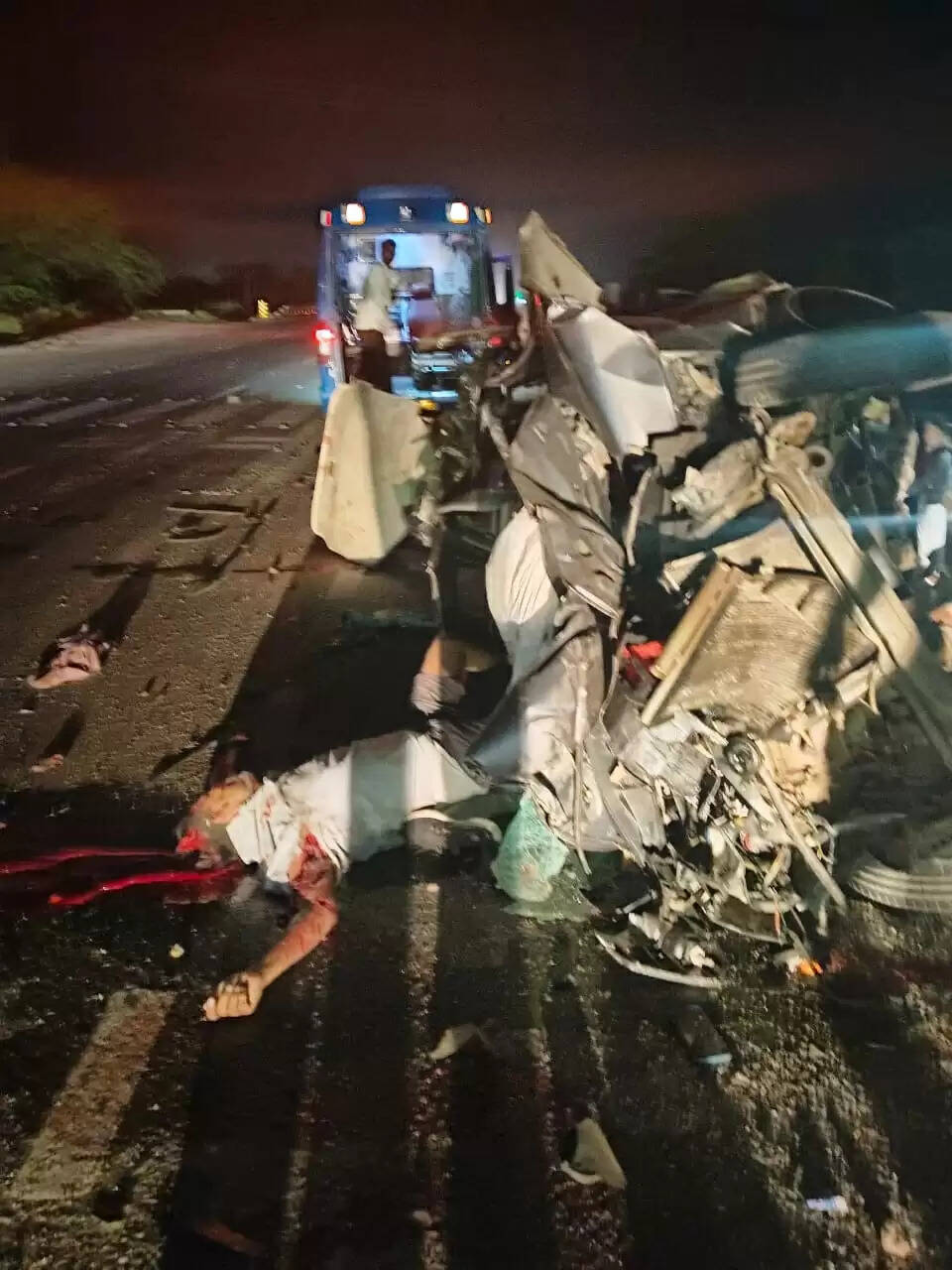 भीषण सड़क हादसे में चार लोगों की मौत, एक गंभीर घायल