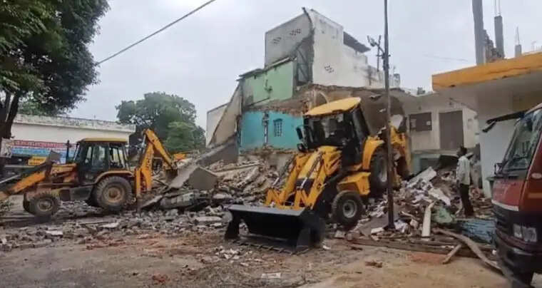 सहारनपुर कलेक्ट्रेट में मस्जिद ध्वस्त, अखिलेश-मायावती ने कार्रवाई पर उठाए सवाल