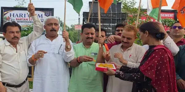 धारा 370 हटने के 7 वर्ष पूरे-कठुआ में जश्न, भाजपा ने बांटी मिठाइयां