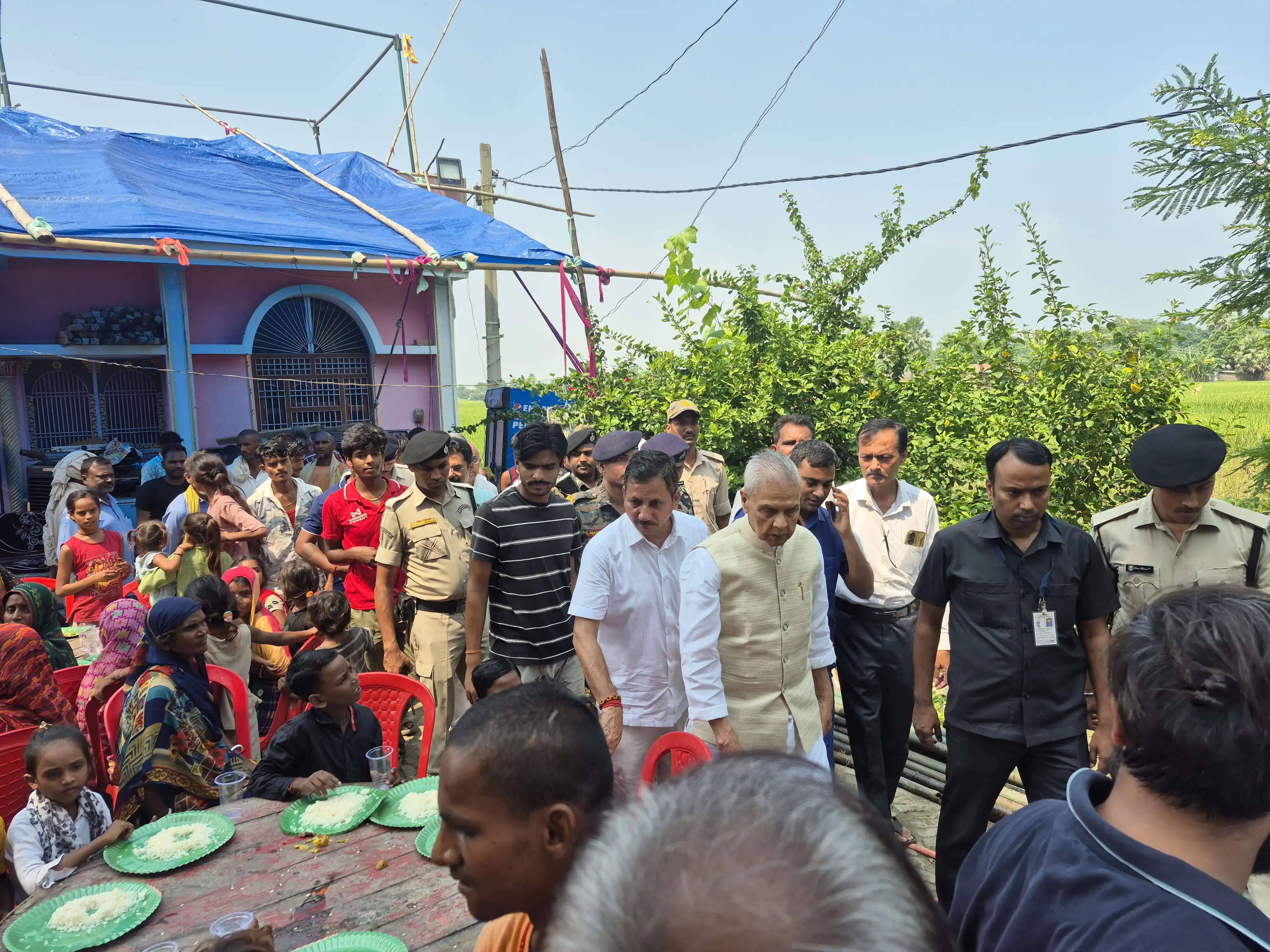 उप मुख्यमंत्री ने सारण तटबंध पर सामुदायिक किचेन एवं स्वास्थ्य कैंप का किया निरीक्षण