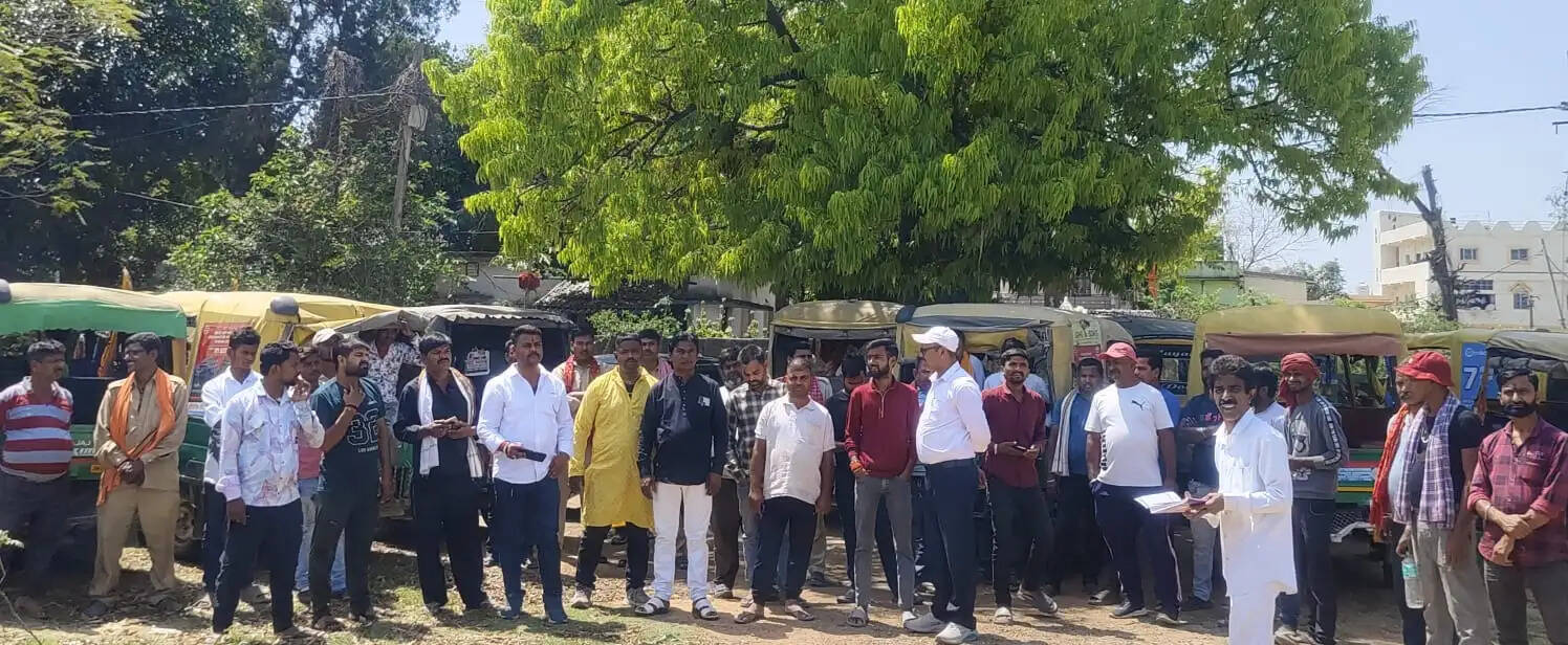 ऑटो चालकों की बैठक में किराया तय करने पर फैसला टला