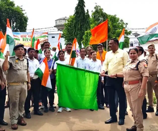 तिरंगे के रंग में रंगा मीरजापुर, जिलाधिकारी-एसपी ने पुलिस लाइन से रवाना की तिरंगा यात्रा