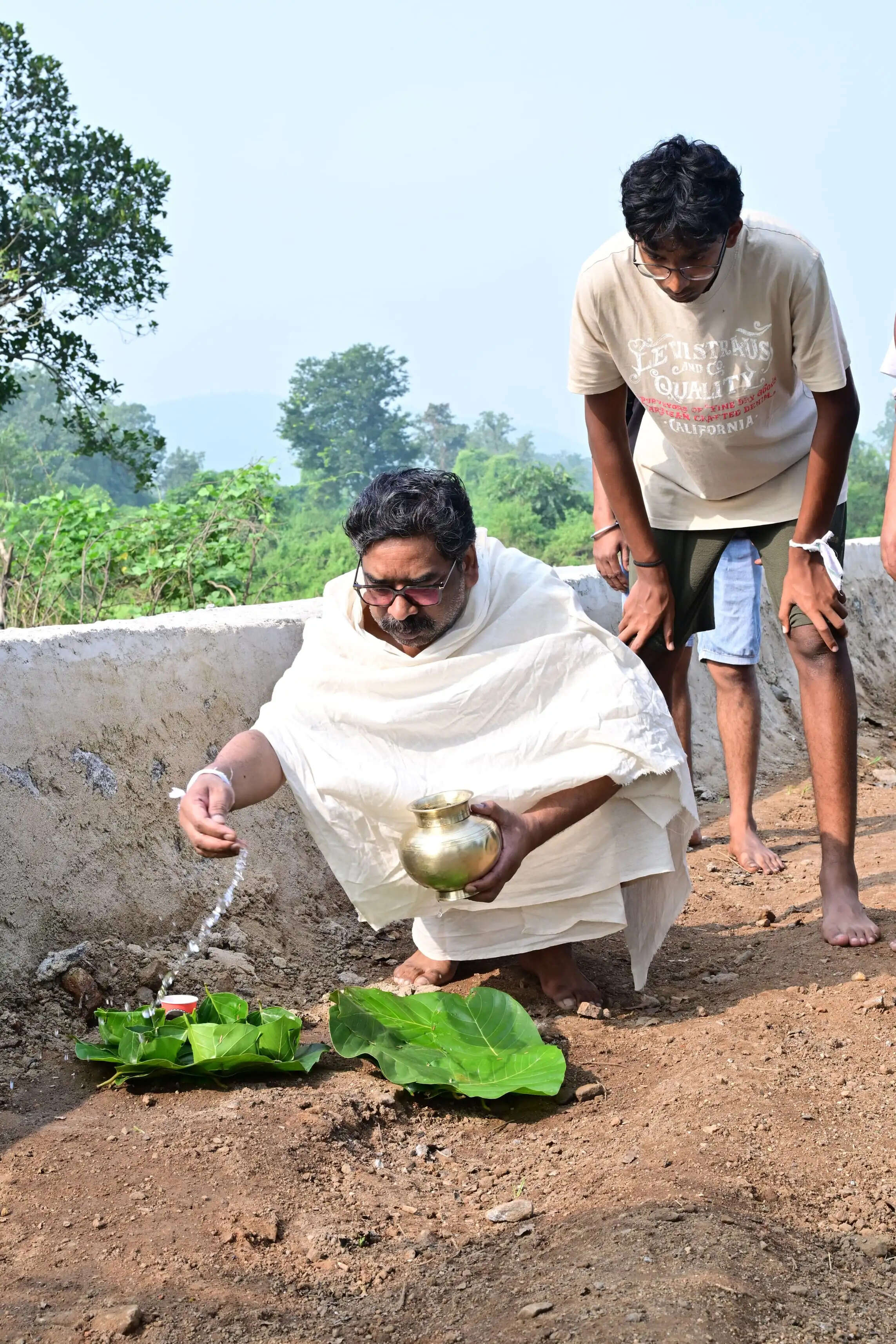 मुख्यमंत्री हेमंत सोरेन ने मां की स्मृति में निभाई पारंपरिक संस्कार रस्म
