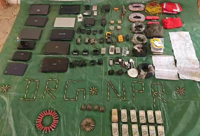 छत्तीसगढ़ के अबूझमाड़ इलाके में नक्सलियों से मुठभेड़ में लाखों की नकदी और विस्फाेटक बरामद