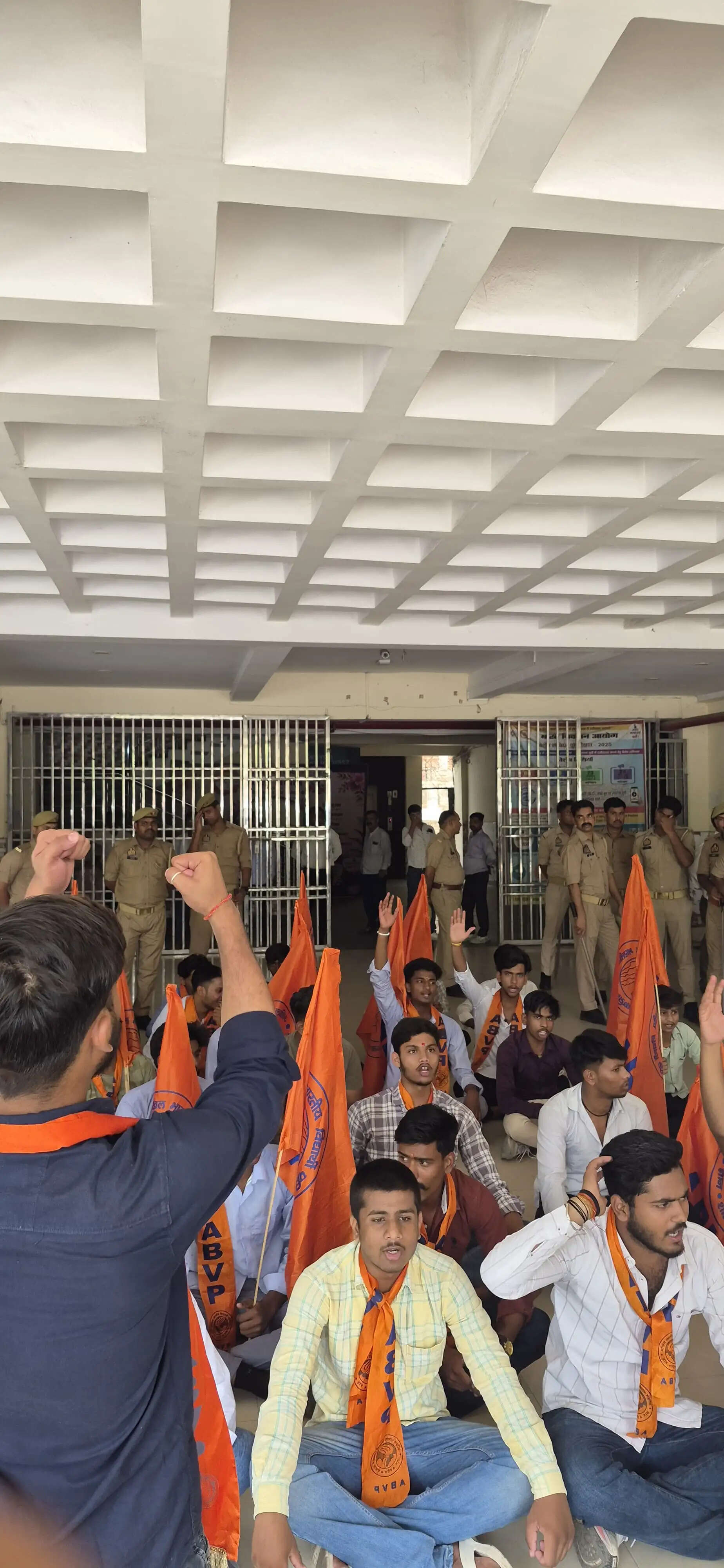 छात्रहितों की अनदेखी बर्दाश्त नहीं, एससी-एसटी छात्रावास को लेकर अभाविप का प्रदर्शन