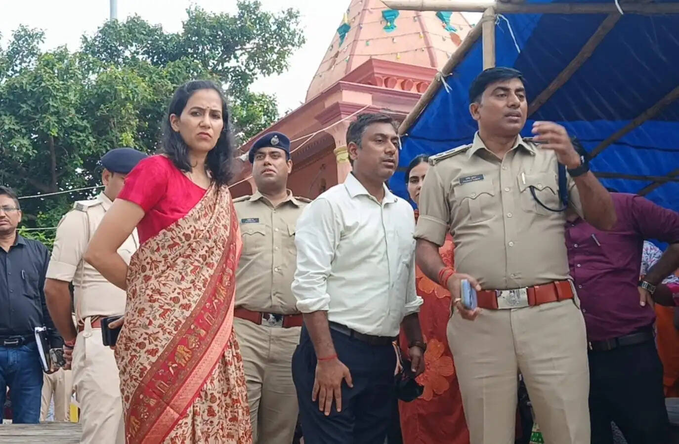 श्रावणी मेला, डीएम ने अधिकारियों के साथ अजगैविनाथ धाम का किया निरीक्षण