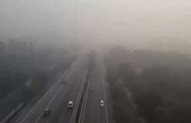 दिल्ली-एनसीआर में घना कोहरा, हवा बेहद खराब