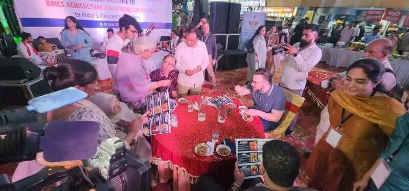 ब्रिक्स सम्मेलन में हिस्सा लेने इंदौर पहुंचे विदेशी मेहमानों ने 56 दुकान में मालवा के स्वादिष्ट व्यंजनों का लुत्फ उठाया