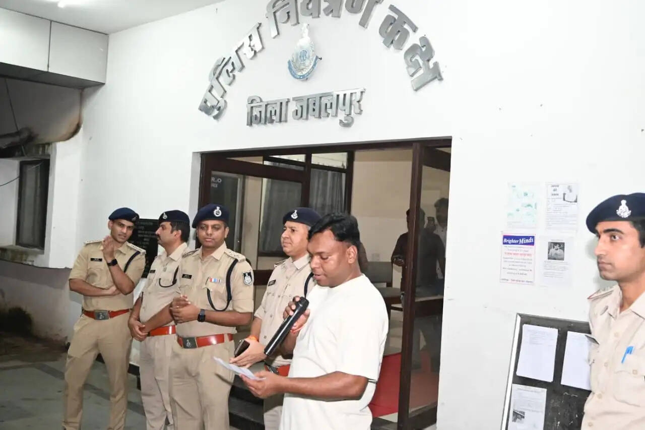 जबलपुरः ईद मिलादुन्नवी पर जबलपुर में पुलिस का फ्लैग मार्च, संवेदनशील क्षेत्रों में बढ़ाई सुरक्षा