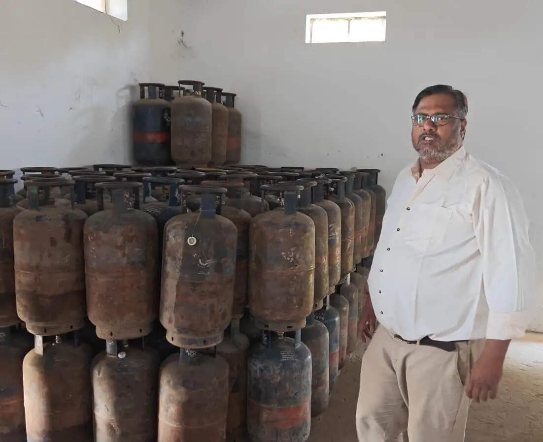 गैस की हो रही होम डिलीवरी, मार्केटिंग ऑफिसर्स कर रहे हैं गैस गोदाम की जांच