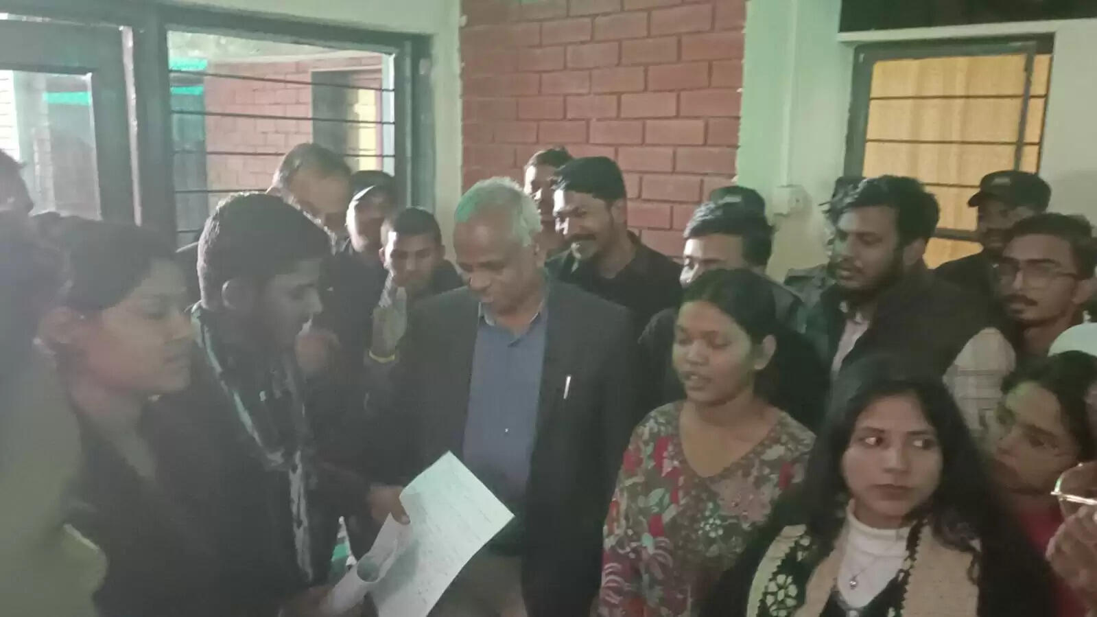 (अपडेट) अनूपपुर: इंदिरा गांधी राष्ट्रीय जनजाति विवि में प्रोफेसर को बर्खास्त करने की मांग, छात्रों ने परिषर में किया प्रर्दशन