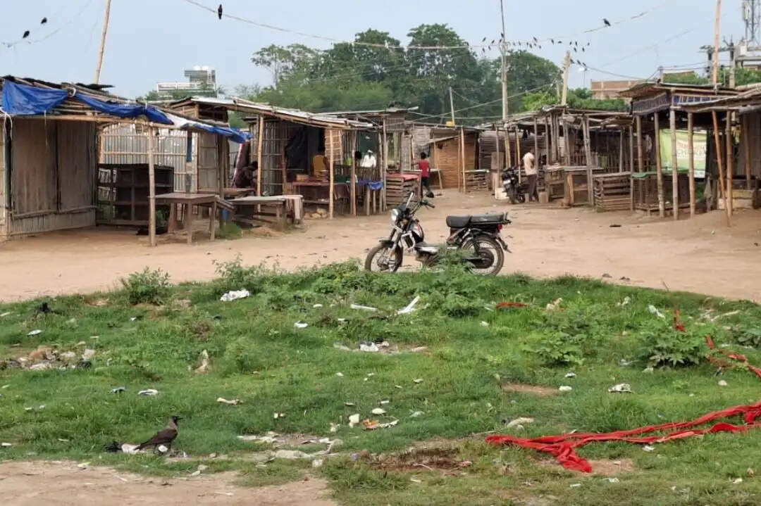 मछली हाट में गंदगी का अंबार, दुर्गंध से लोग परेशान; नगर परिषद ने जांच और कार्रवाई का दिया भरोसा