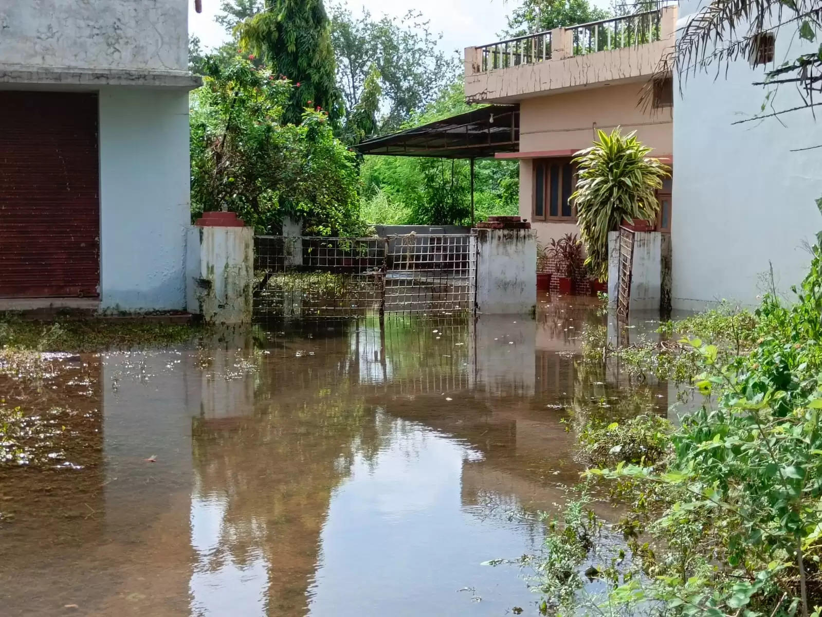 दो दिन बाद जाम निकासी नाली से बहा पानी, मिली राहत