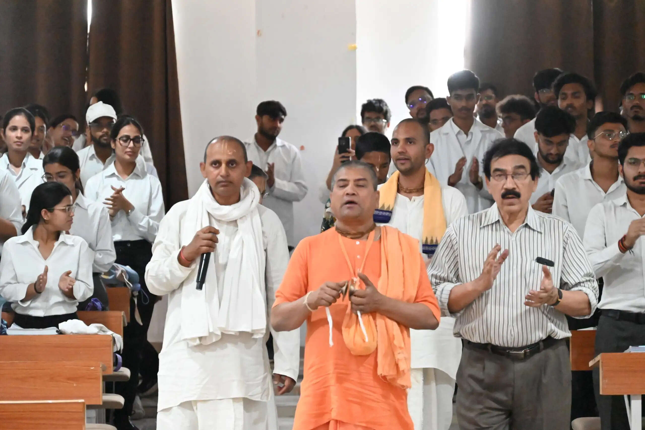 इस्कॉन के साथ छात्रों ने किया हरे कृष्ण महामंत्र का संकीर्तन, इंडियन नॉलेज सिस्टम पर हुआ सेमीनार