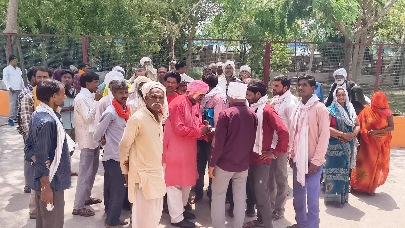 नमामि गंगे की जलापूर्ति ठप, ग्रामीणों ने तहसील में किया प्रदर्शन
