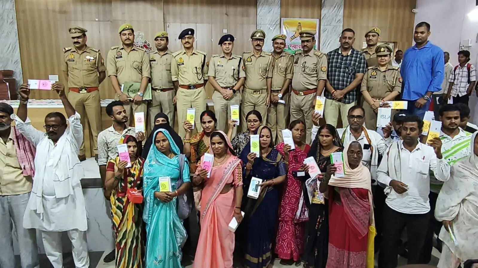 जौनपुर पुलिस ने 201 गुमशुदा मोबाइल बरामद किए