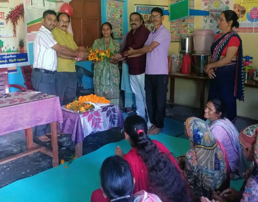 ग्रामीणों को दी बाल विकास विभाग की योजनाओं की जानकारी