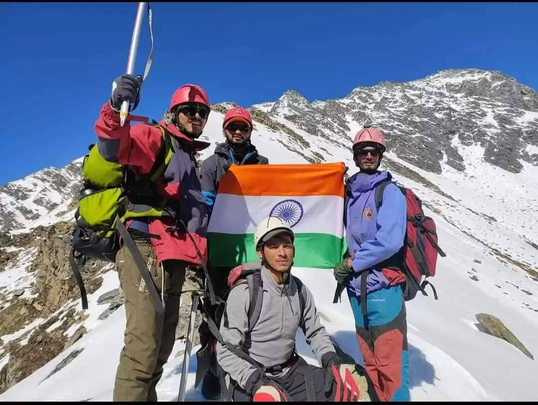 माउंट एवरेस्ट पर लहराया तिरंगा, टिहरी के रोहित भट्ट ने रचा इतिहास