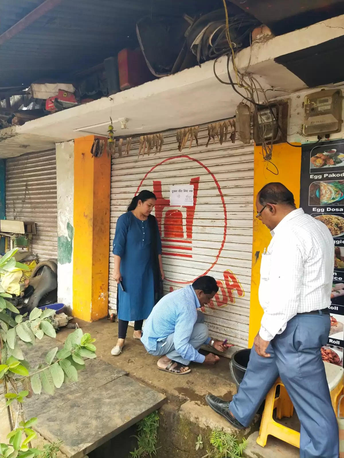 जगदलपुर : बरसों से बकाया किराया नहीं पटाने वाले दुकानदारों का निगम ने किया दुकानें सील