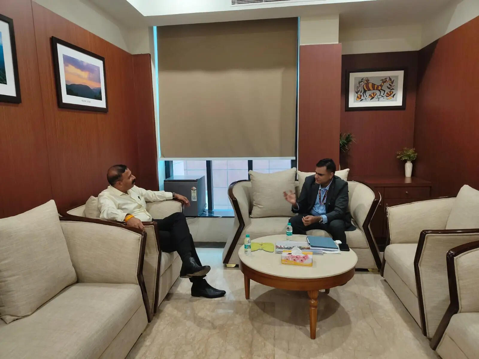 झारखंड भवन में अधिकारियों के पास और सुविधाओं को लेकर रेजिडेंट कमिश्नर ने की बैठक