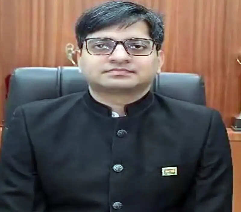 आईएएस अधिकारी&nbsp;&nbsp;संबित मिश्रा होंगे रायपुर निगम के नए आयुक्त,&nbsp;11&nbsp;मई&nbsp;काे ग्रहण&nbsp;करेंगे&nbsp;पदभार