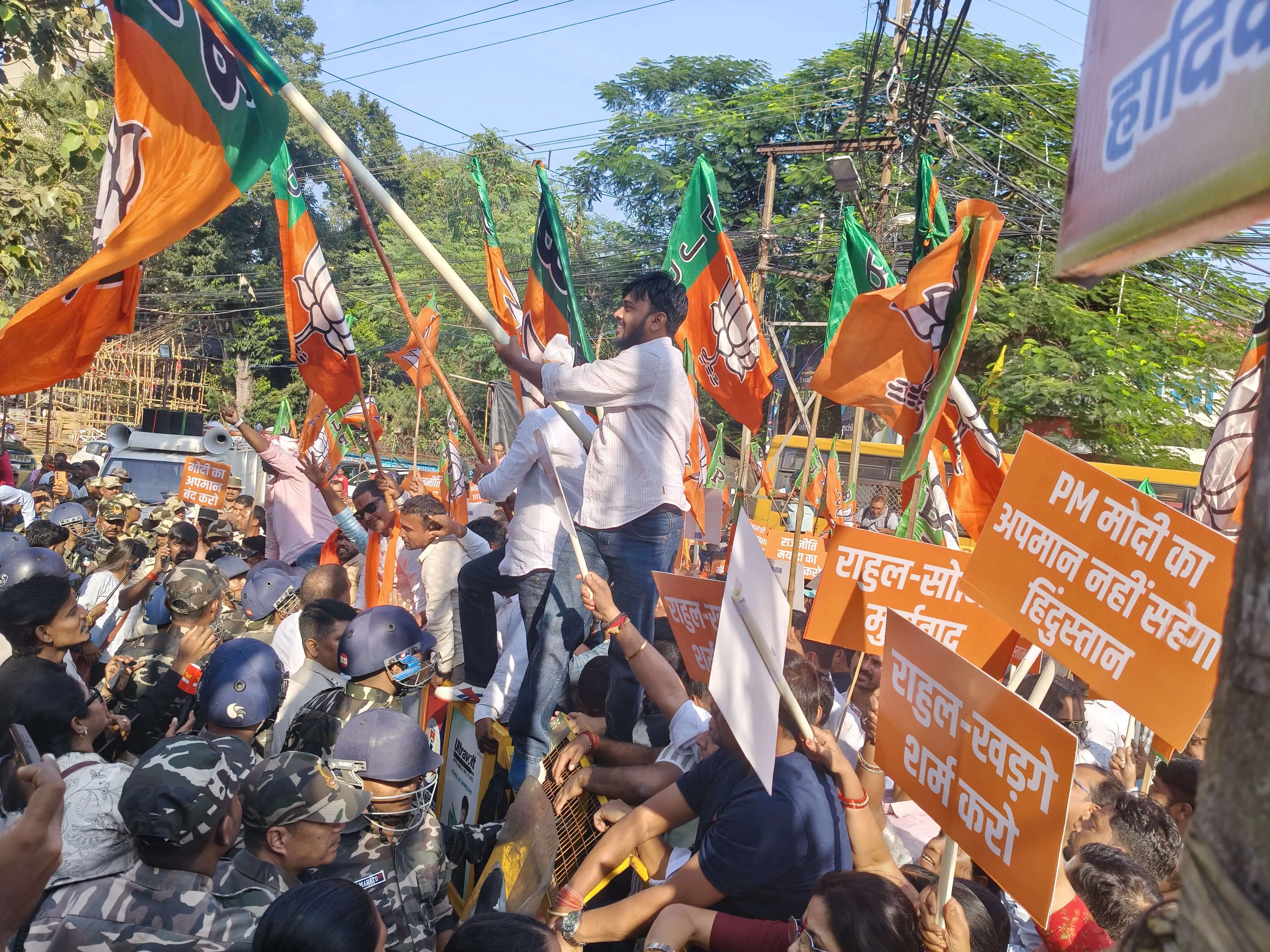 प्रधानमंत्री मोदी के दिवंगत पिता पर खरगे की टिप्पणी के विरोध में भाजपा ने किया कांग्रेस प्रदेश कार्यालय का घेराव