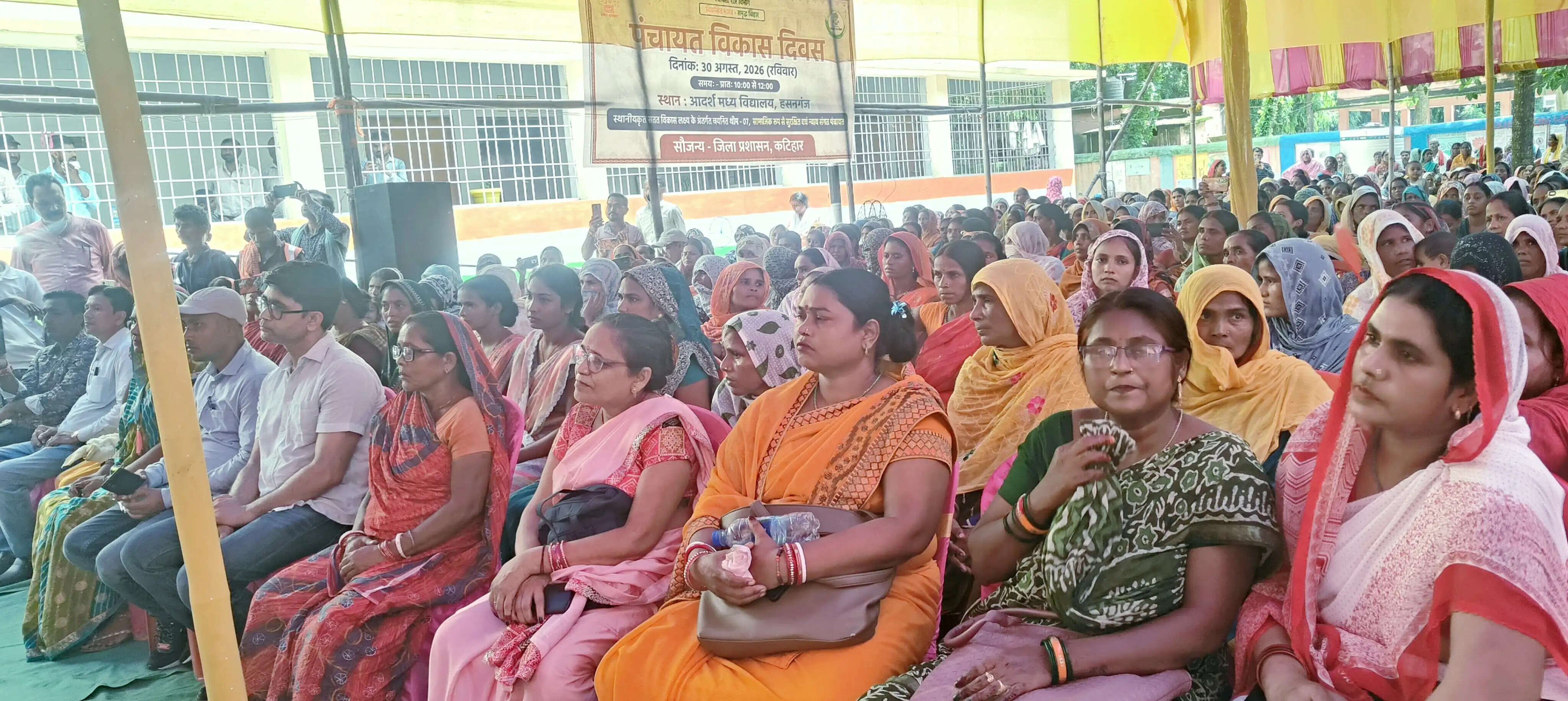 ग्राम सभा में प्रस्तुत हुआ वित्त आयोग की राशि का ब्योरा, डीएम ने दी महिला कल्याणकारी योजनाओं की जानकारी