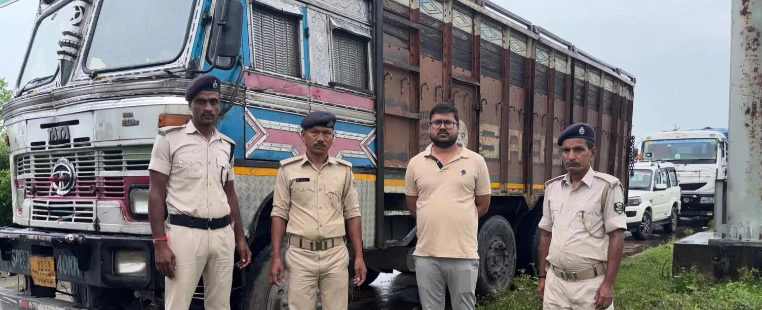 अवैध बालू परिवहन पर कार्रवाई, ट्रक जब्त, 8.32 लाख का जुर्माना