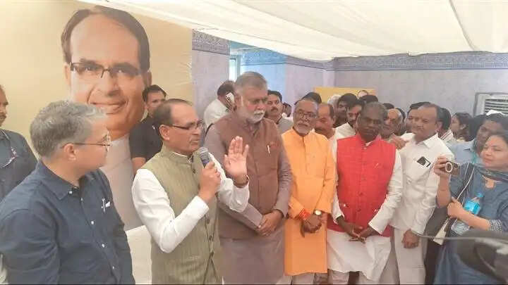 रायसेनः उन्नत कृषि महोत्सव में 30 दिव्यांगों को वितरित की गई मोटराइज्ड ट्रायसकिल