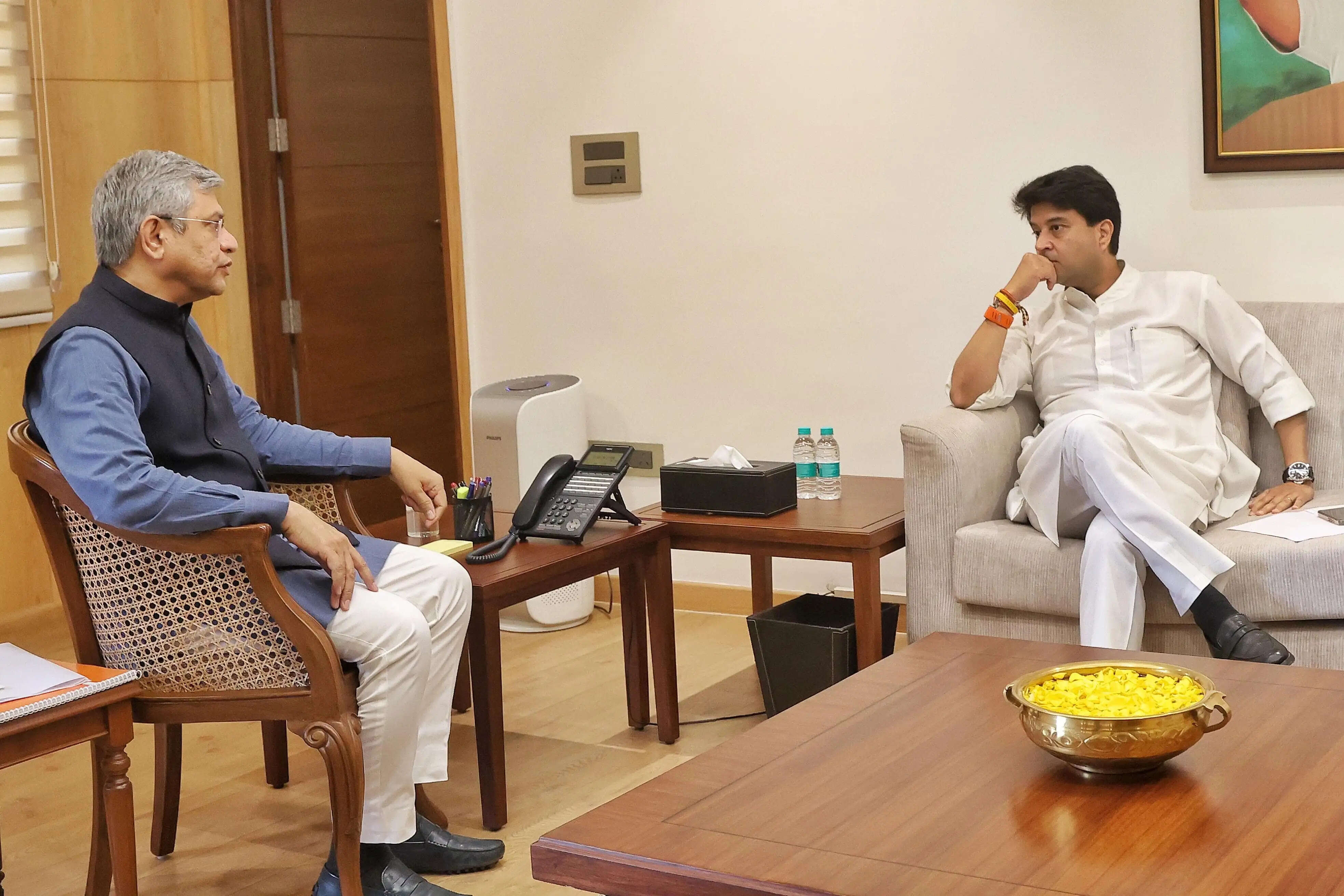 सिंधिया ने वैष्णव से की मुलाकात, चंबल और पूर्वोत्तर की रेल कनेक्टिविटी पर चर्चा