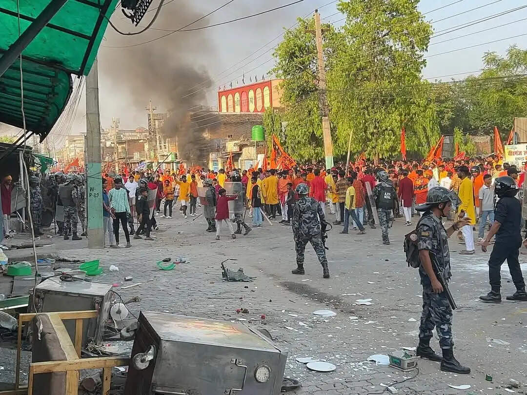 नेपाल के वीरगंज में हनुमान जयंती पर निकली शोभायात्रा के दौरान बवाल