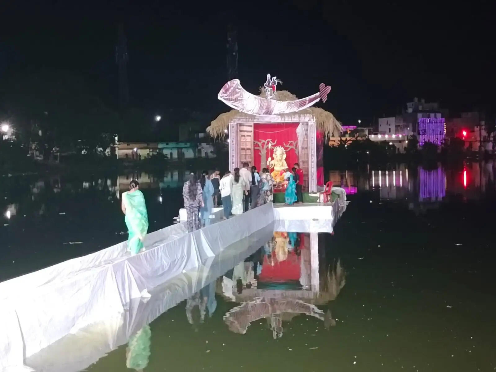 धमतरी में तालाब के बीचो-बीच विराजे गणपति, दर्शन को दूर दूर से पहुंच रहे श्रद्धालु।