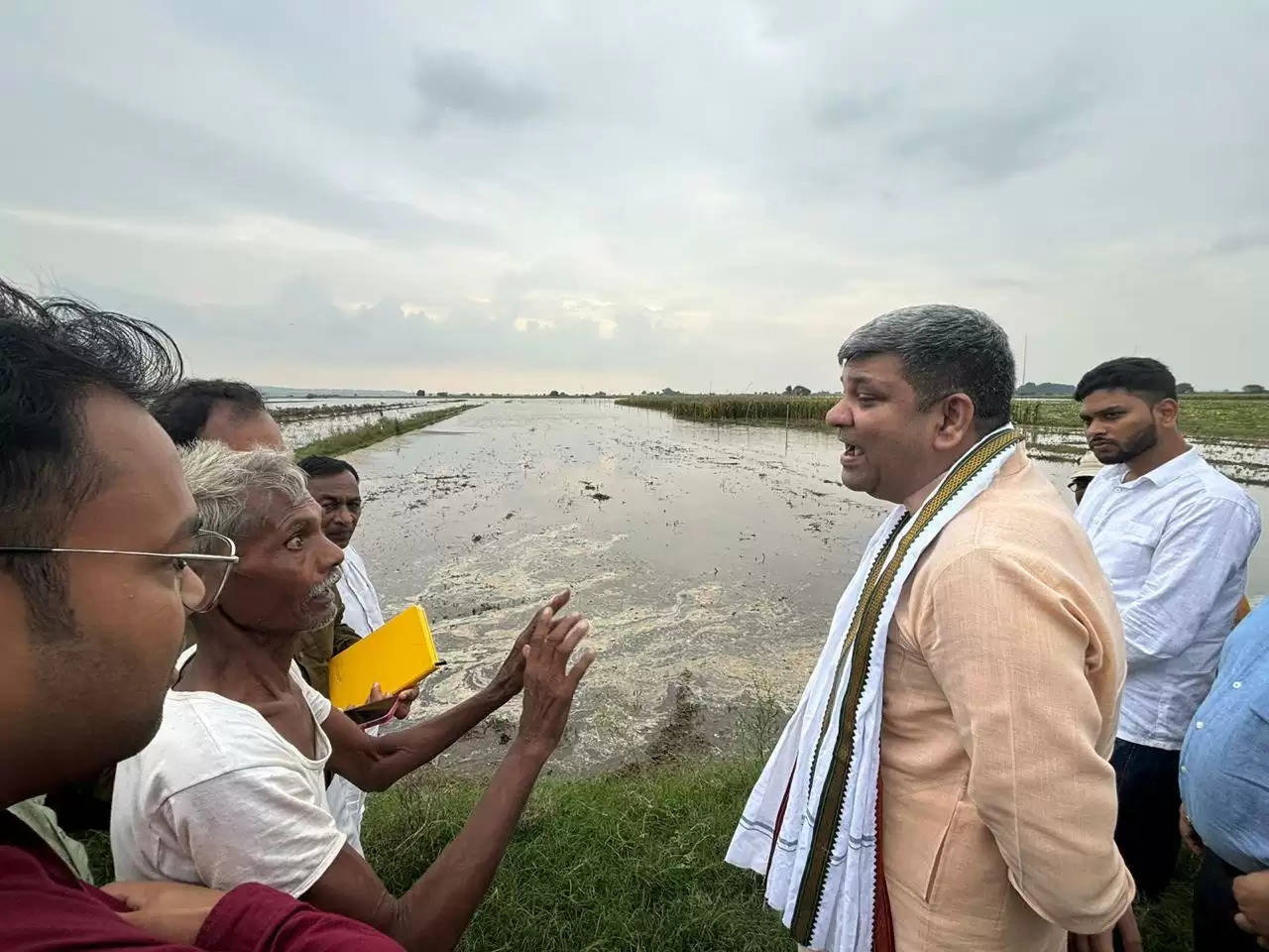 बाढ़ प्रभावित क्षेत्र का कैबिनेट मंत्री आशीष पटेल ने दौरा कर किसानों का जाना हाल