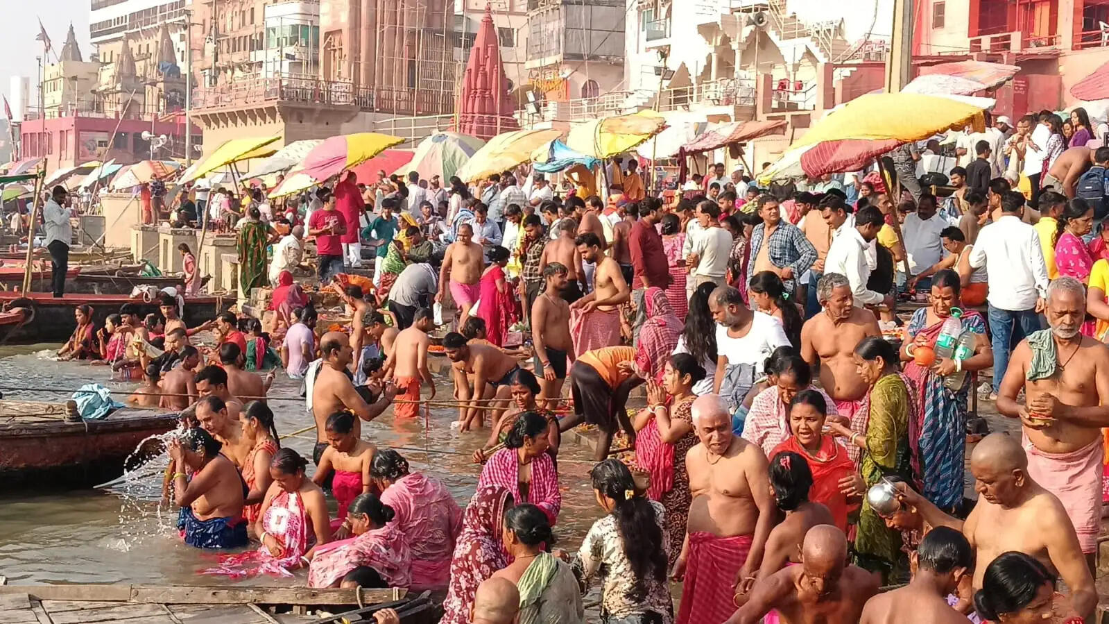 अश्विन पूर्णिमा पर हजारों श्रद्धालुओं ने पवित्र गंगा में लगाई आस्था की डुबकी,किया दान पुण्य