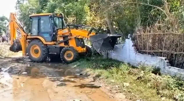 अतिक्रमण की गई सार्वजनिक भूमि पर चला बुलडोजर