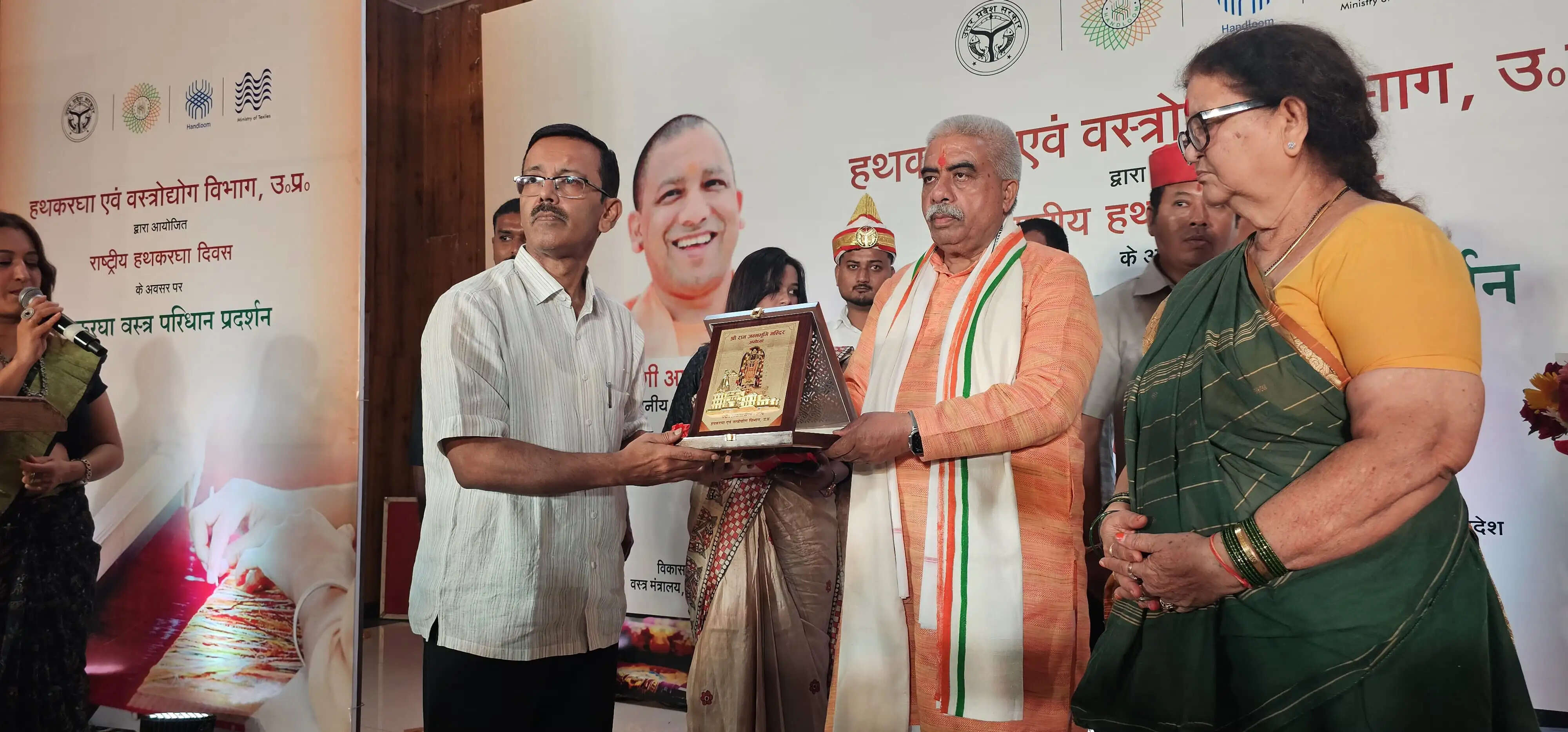 हथकरघा वस्त्रों को बढ़ावा देने से बुनकरों को मिलेगा बाजार, स्वदेशी उत्पादों से बढ़ेगी आत्मनिर्भरता : मंत्री राकेश सचान