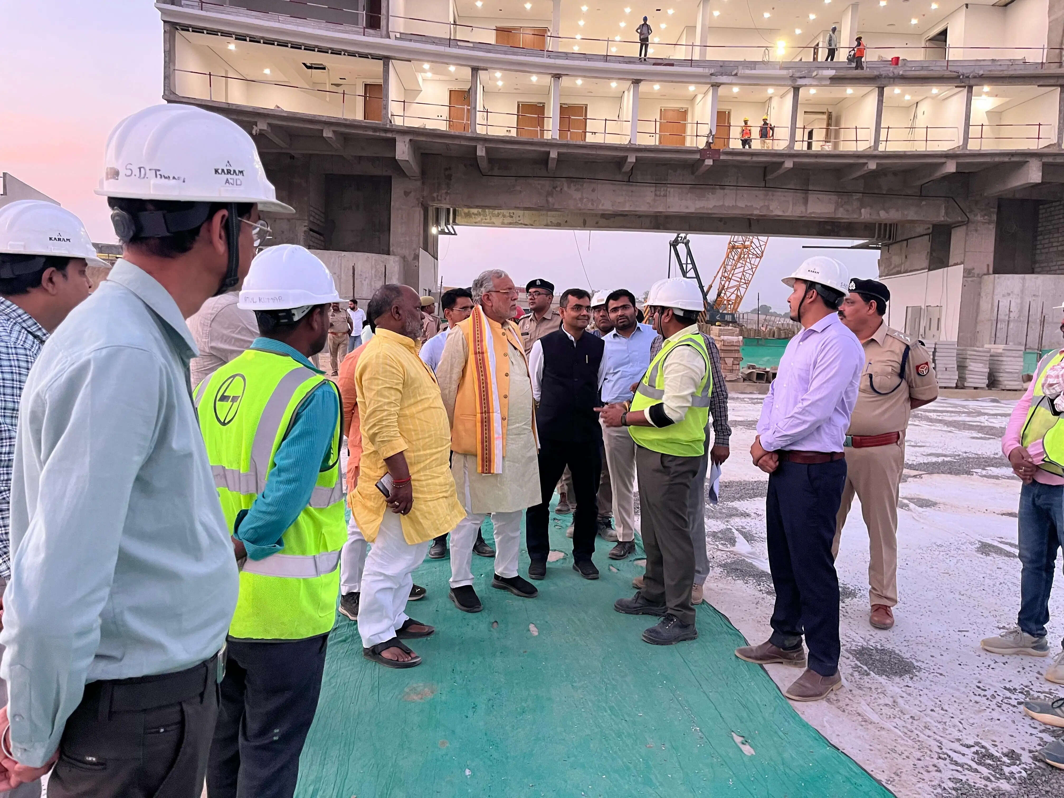 वाराणसी के प्रभारी मंत्री सुरेश खन्ना निर्माणाधीन गंजारी स्टेडियम पंहुचे, निर्माण कार्य का लिया जायजा