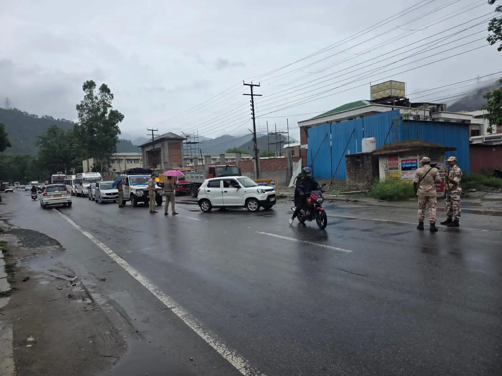 खराब मौसम के चलते श्रीनगर में रोके गए चारधाम यात्री