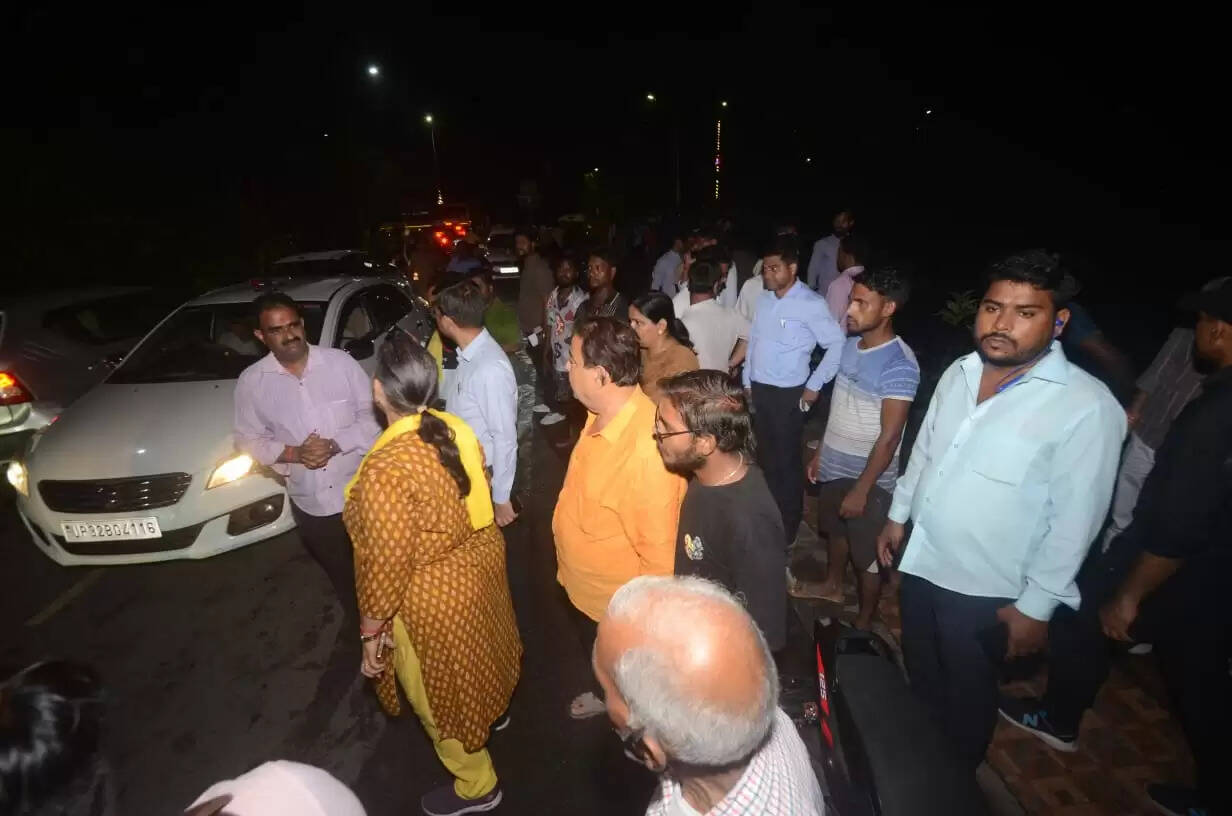 लखनऊ के हैदर नाले में गिरा मासूम, गोताखोरों की टीम तलाश में जुटी