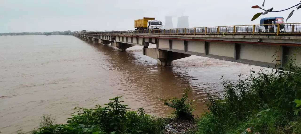 यमुना व बेतवा नदियां अपना रौद्र रूप दिखाकर हुई&nbsp;शांत