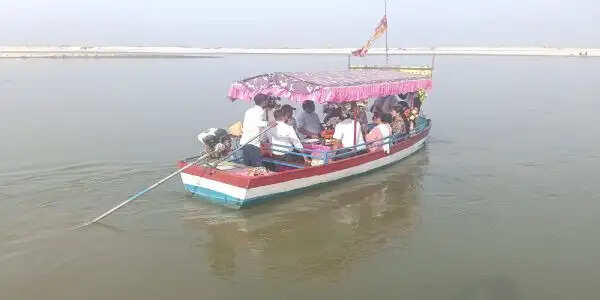 बाढ़ नियंत्रण कार्य काे परखने सनावा घाट पहुंचे डीएम