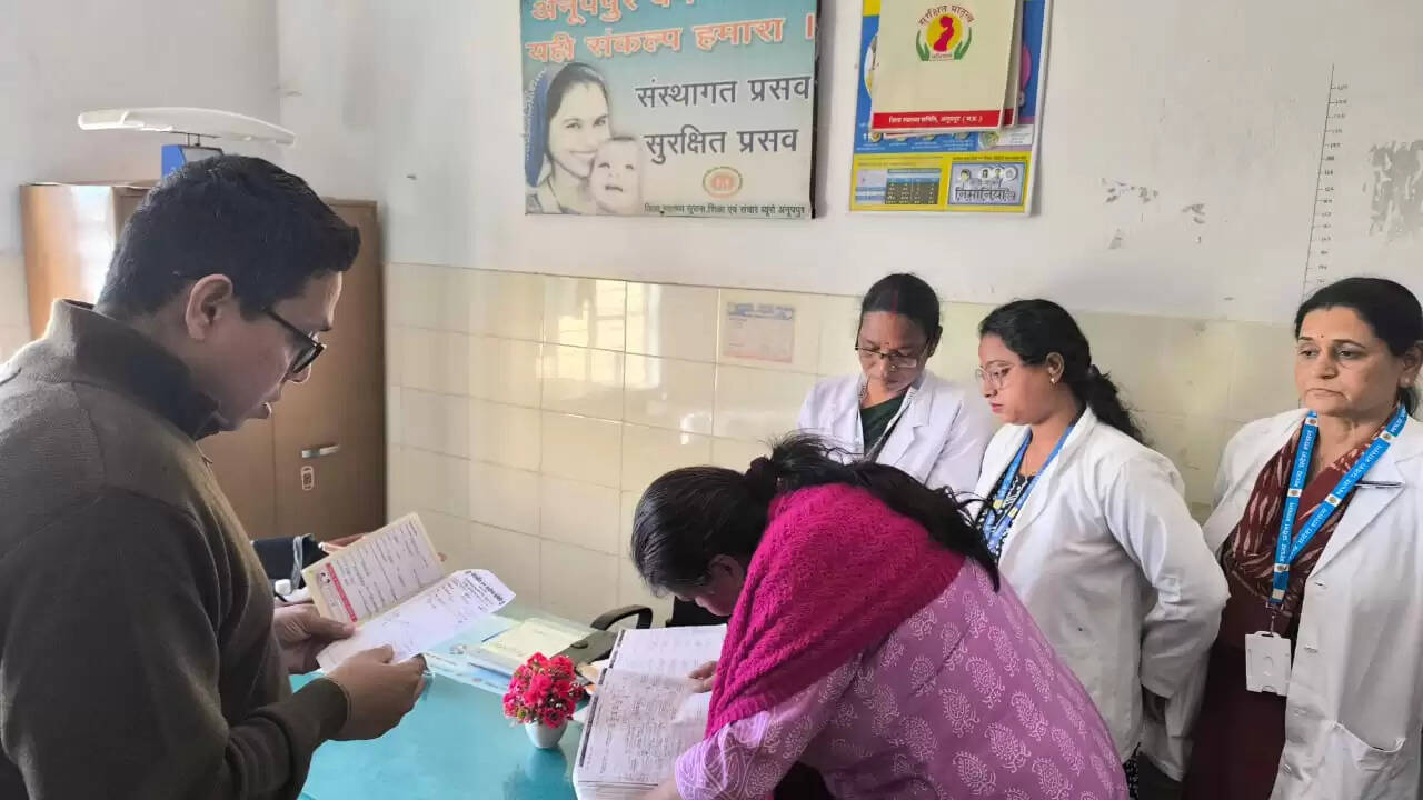 अनूपपुर: संभागायुक्त एवं कलेक्टर ने किया हितग्राही के खेत तालाब का निरीक्षण