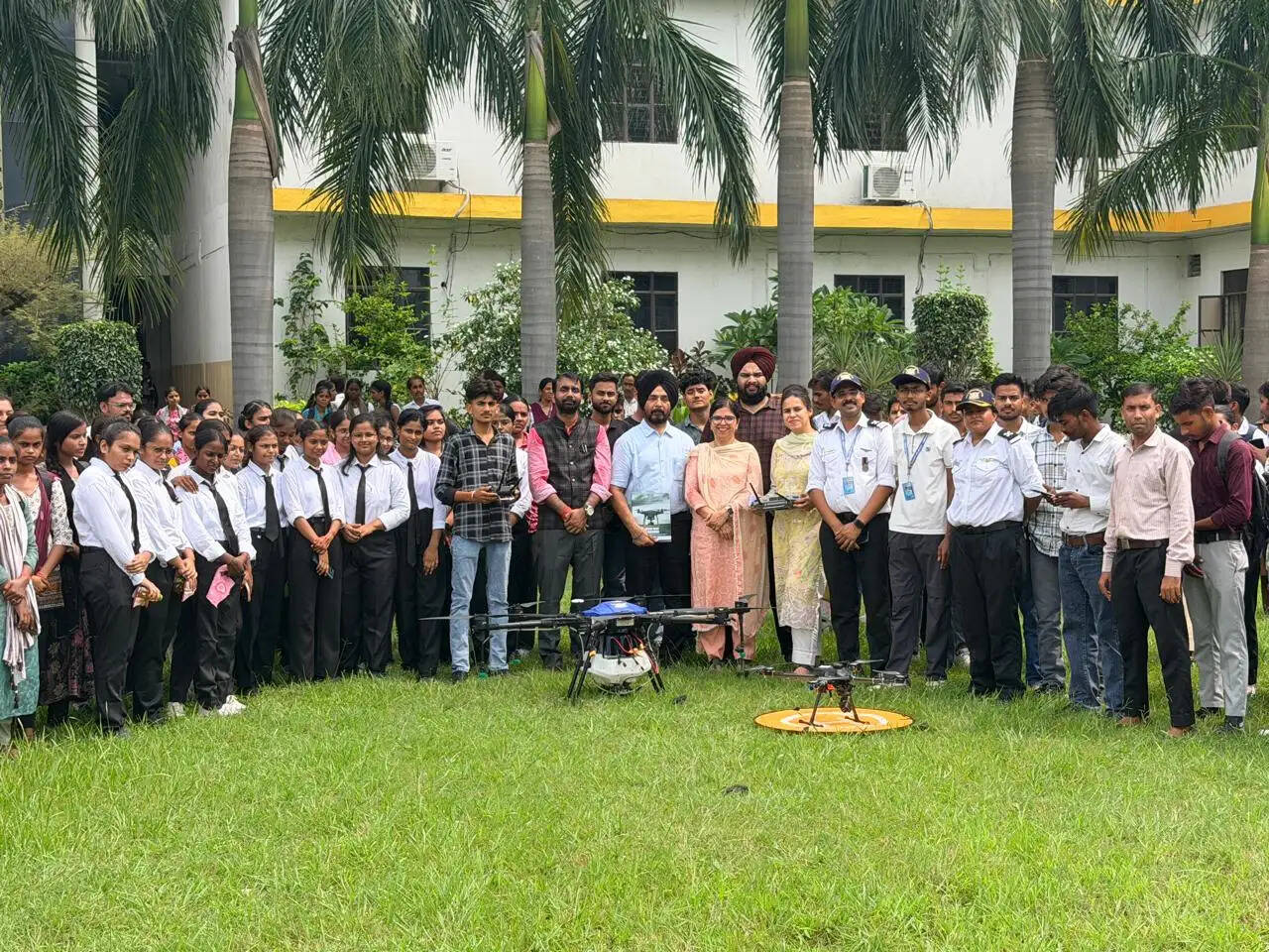 विद्यार्थियों के विचारों को नवाचार और उद्यमिता से जोड़ना जरूरी : प्रभाकर सिंह