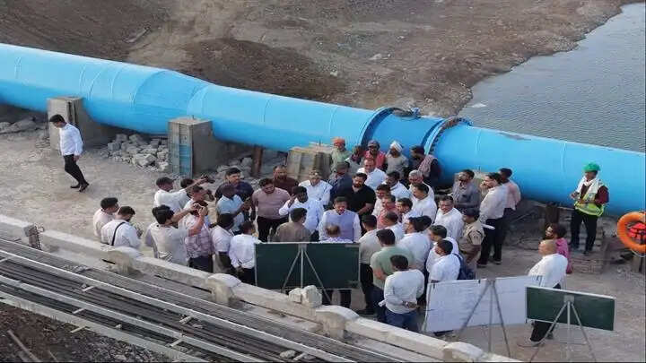 रीवाः उप मुख्यमंत्री शुक्ल ने किया समूह नलजल योजनाओं के इंटेक वेल का निरीक्षण